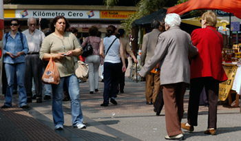 Transeúntes por avenida 18 de Julio Transeúntes por avenida 18 de Julio