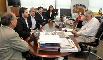 Presidente Mujica con integrantes de Red Bull