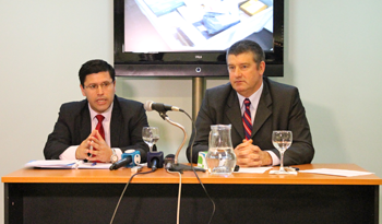 Gerente de Relaciones y Negocios Internacionales del Correo, Fernando Garín, y gerente de Gestión de Comercio Exterior de Aduanas, Guzmán Mañes Gerente de Relaciones y Negocios Internacionales del Correo, Fernando Garín, y gerente de Gestión de Comercio Exterior de Aduanas, Guzmán Mañes