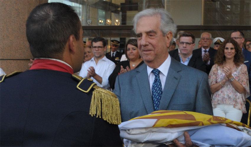 Presidente Tabaré Vázquez con la bandera uruguaya