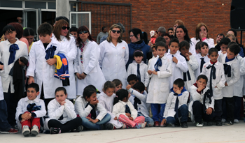 Maestras y niños de la Escuela N.°382 de Parque Guaraní Maestras y niños de la Escuela N.°382 de Parque Guaraní