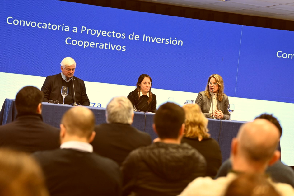 Autoridades en presentación de nueva convocatoria a proyectos de inversión cooperativos