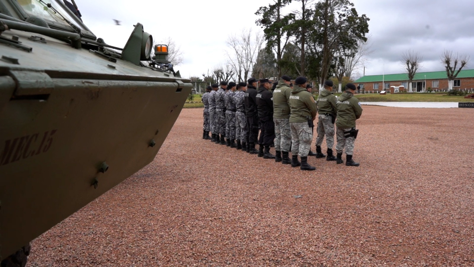 Participantes del curso de manejo de blindados militares