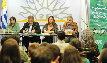 Autoridades de Colonización y ANEP entregaron material didáctico sobre el Reglamento de Tierras a estudiantes Autoridades de Colonización y ANEP entregaron material didáctico sobre el Reglamento de Tierras a estudiantes