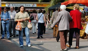 Gente caminando por Montevideo