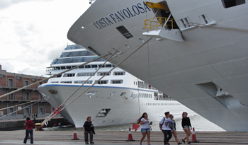 Barcos cruceros en puerto de Montevideo