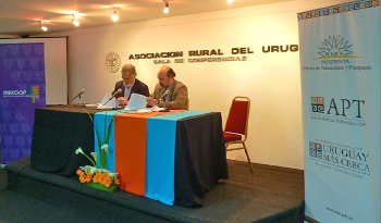 Autoridades en firma de convenio entre Oficina de Planeamiento y Presupuesto e Instituto Nacional del Cooperativismo