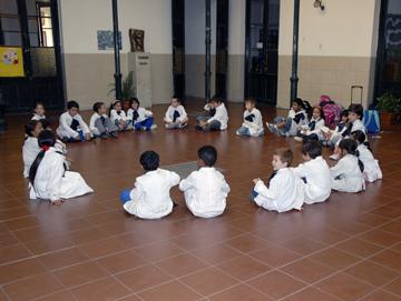 Escolares sentados en ronda Escolares sentados en ronda