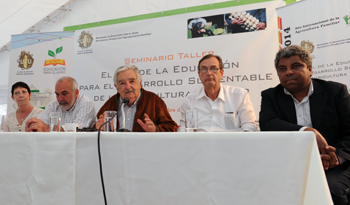 Autoridades en foro “El rol de la educación para el desarrollo sustentable de la agricultura familiar” Autoridades en foro “El rol de la educación para el desarrollo sustentable de la agricultura familiar”
