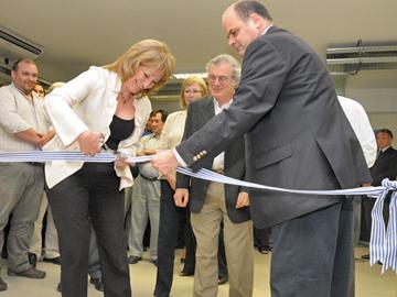 Presidenta de ANTEL corta cinta en inauguración