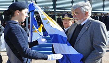Ministro Bonomi con egresados de la Escuela Nacional de Policía. (foto de archivo) Ministro Bonomi con egresados de la Escuela Nacional de Policía. (foto de archivo)