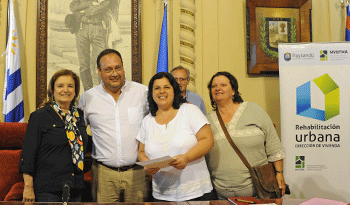 Ministra Eneida de León, intendente de Guillermo Caraballo y beneficiarios de créditos para refacción Ministra Eneida de León, intendente de Guillermo Caraballo y beneficiarios de créditos para refacción