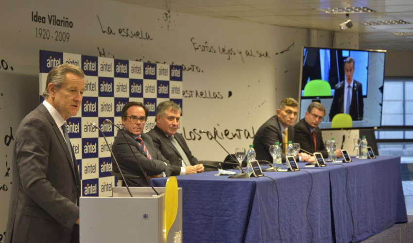 Autoridades en la asunción del nuevo presidente de Antel Autoridades en la asunción del nuevo presidente de Antel