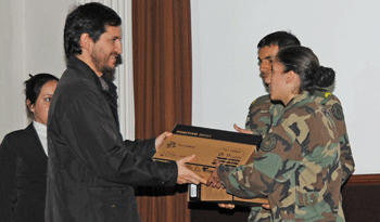 Entrega de laptops del Plan Ceibal a alumnos del liceo extra edad del Instituto Militar de las Armas y Especialidades Entrega de laptops del Plan Ceibal a alumnos del liceo extra edad del Instituto Militar de las Armas y Especialidades