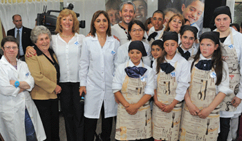 María Auxiliadora Delgado junto a escolares y técnicos del Programa de Salud Bucal María Auxiliadora Delgado junto a escolares y técnicos del Programa de Salud Bucal