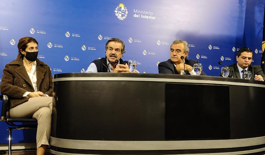 Autoridades de los ministerios del Interior y de Ganadería Autoridades de los ministerios del Interior y de Ganadería