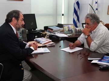 Washington Burghi y el Presidente Mujica en Torre Ejecutiva Washington Burghi y el Presidente Mujica en Torre Ejecutiva