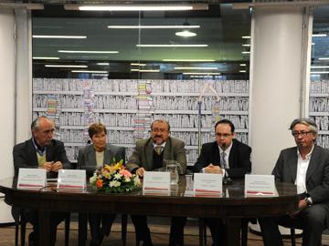 Autoridades en conferencia