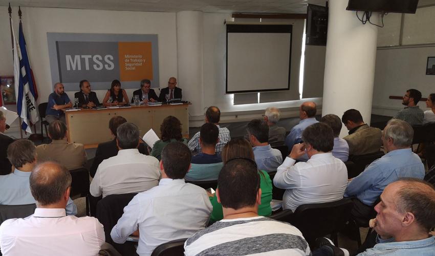 Ernesto Murro presenta publicaciones en sede ministerial Ernesto Murro presenta publicaciones en sede ministerial