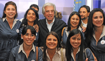 El Presidente Tabaré Vázquez con educadoras sociales del centro CAIF local El Presidente Tabaré Vázquez con educadoras sociales del centro CAIF local
