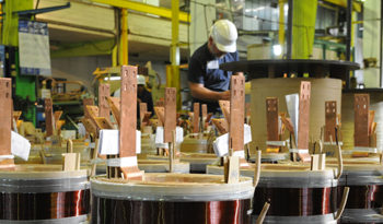 Trabajador de Urutransfor desarrollando tareas en planta industrial