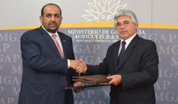 Saludo entre ministros Tabaré Aguerre y Rashid Mohammed Bin Fahad tras firmar acuerdo Saludo entre ministros Tabaré Aguerre y Rashid Mohammed Bin Fahad tras firmar acuerdo