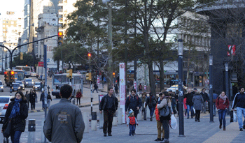 Gente transitando por avenida 18 de Julio, Montevideo Gente transitando por avenida 18 de Julio, Montevideo