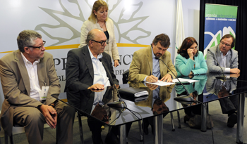 Autoridades en la firma del acuerdo entre Agendas Metropolitanas de Montevideo y Barcelona