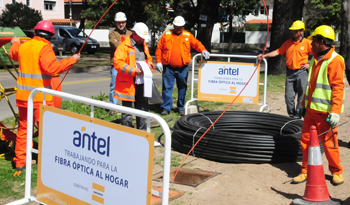 Instalación de fibra óptica de Antel, foto de archivo