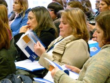 Mujeres mirando la guía sobre situaciones de violencia doméstica en adolescentes