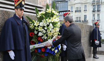 Embajador de Estados Unidos en Uruguay, Bradley Freden, presentó ofrenda floral al pie del Monumento a José Artigas