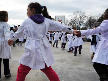 Grupos de escolares jugando Grupos de escolares jugando