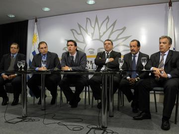 mesa de autoridades durante la conferencia