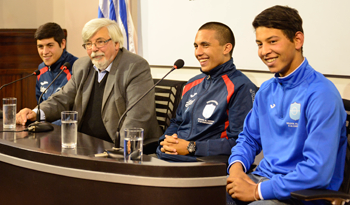 Ministro Bonomi con jóvenes pormotores de convenciencia del Programa Pelota al Medio a la Esperanza Ministro Bonomi con jóvenes pormotores de convenciencia del Programa Pelota al Medio a la Esperanza