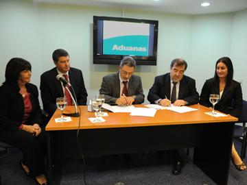 Autoridades de la dirección Nacional de Aduanas firmaron convenio con LSQA Autoridades de la dirección Nacional de Aduanas firmaron convenio con LSQA