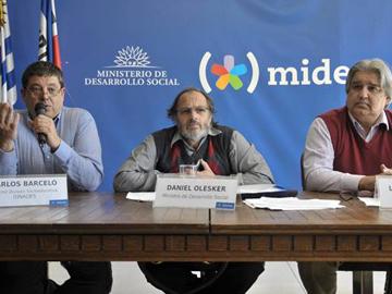 Ministro Olesker, subsecretario Meléndez y director Barceló en acto de firma de convenios de proyectos socioculturales. Fuente MIDES