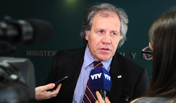 Canciller Luis Almagro dialogando con la prensa