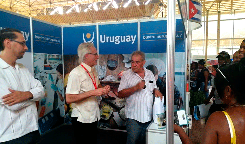 Estand de Uruguay en feria cubana Estand de Uruguay en feria cubana