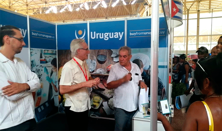 Estand de Uruguay en feria cubana