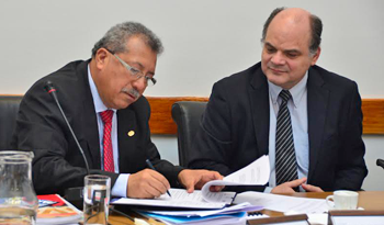 Firma de convenio entre Parlasur y Antel por parte de sus autoridades, Saúl Ortega y Andrés Tolosa respectivamente Firma de convenio entre Parlasur y Antel por parte de sus autoridades, Saúl Ortega y Andrés Tolosa respectivamente