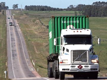 Camión circulando por la ruta Camión circulando por la ruta