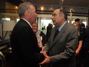 Ministro Héctor Lescano saluda a embajador suizo en Uruguay, Hans-Ruedi Bortis Ministro Héctor Lescano saluda a embajador suizo en Uruguay, Hans-Ruedi Bortis