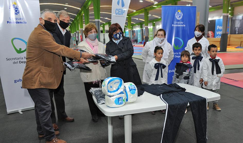 Entrega equipos deportivos donados por China Entrega equipos deportivos donados por China