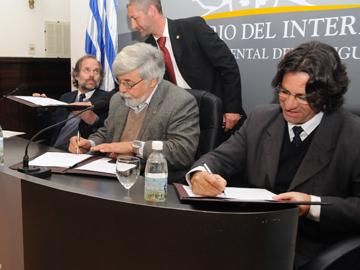 Autoridades firmando convenio Autoridades firmando convenio