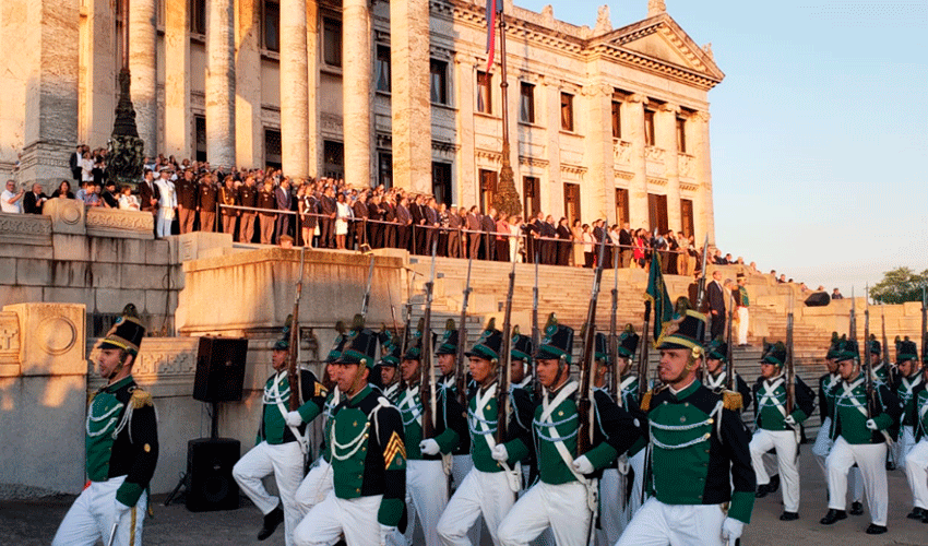 Martín Lema, José Mujica y parlamentarios al pie del Palacio Legislativo observan el desfile del batallón Florida Martín Lema, José Mujica y parlamentarios al pie del Palacio Legislativo observan el desfile del batallón Florida