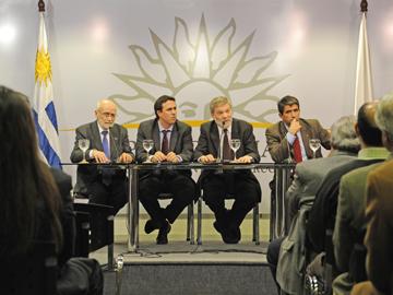 Sendic y Cánepa y otras autoridades de Gobierno en la Torre Ejecutiva Sendic y Cánepa y otras autoridades de Gobierno en la Torre Ejecutiva