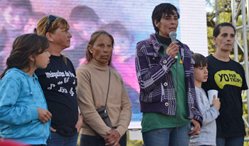 Beneficiarios del Plan Juntos en celebración tras haber obtenido su casa propia