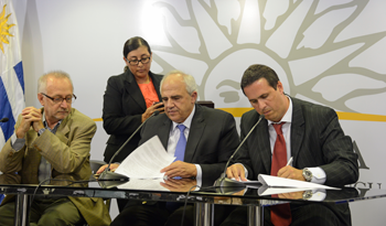 Prosecretario, Diego Cánepa firma el acuerdo entre la Junta Nacional de Drogas y Unasur Prosecretario, Diego Cánepa firma el acuerdo entre la Junta Nacional de Drogas y Unasur