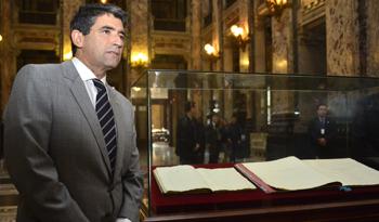 Vicepresidente de la República, Raúl Sendic, junto a documento original de la Constitución de 1830