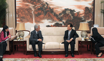 Presidente Tabaré Vázquez con el viceministro de Relaciones Exteriores de China, Wang Chao
